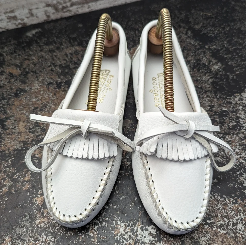 Womens Minnetonka Moccasin Loafers Shoes Sz 6 Smooth White Leather 594